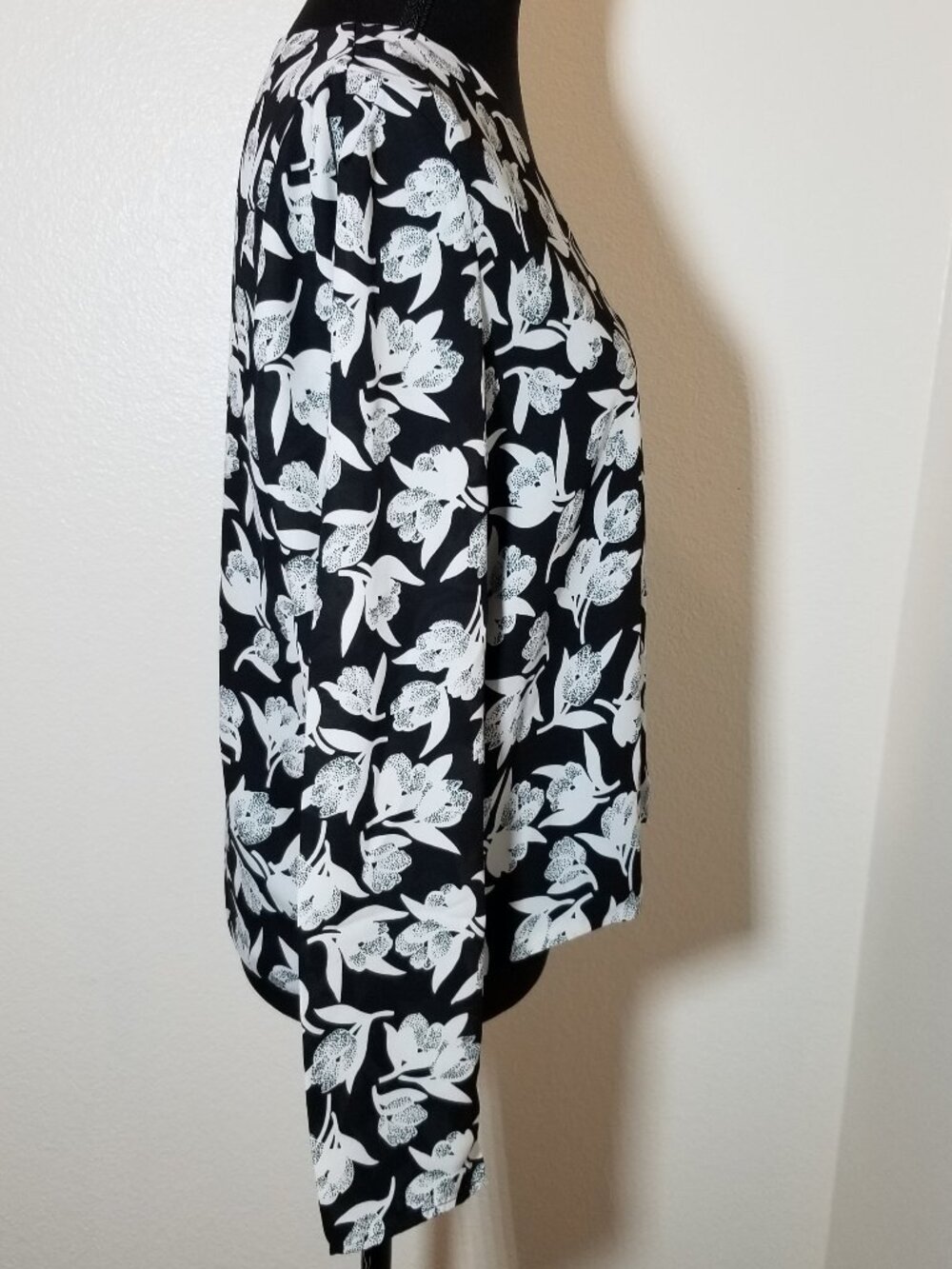 Tahari Woman Medium Black Floral Long Sleeve Blouse Business Minimalist City - Picture 2 of 7